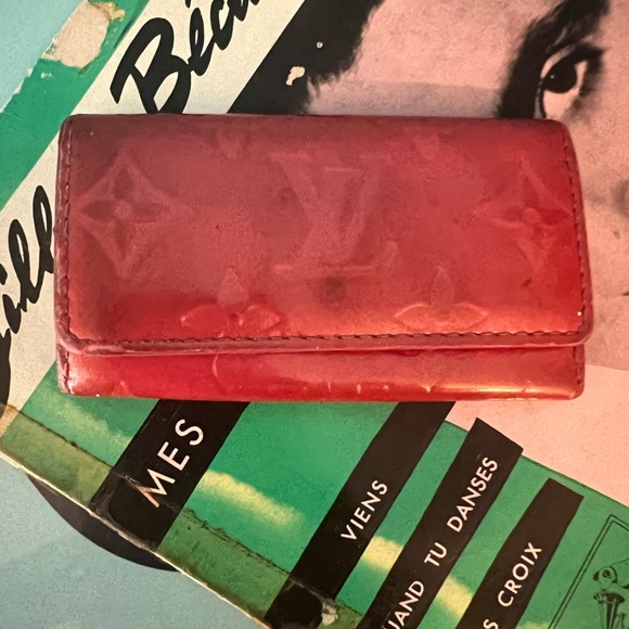 Louis Vuitton Accessories - Vernis Luis Vuitton Key Case